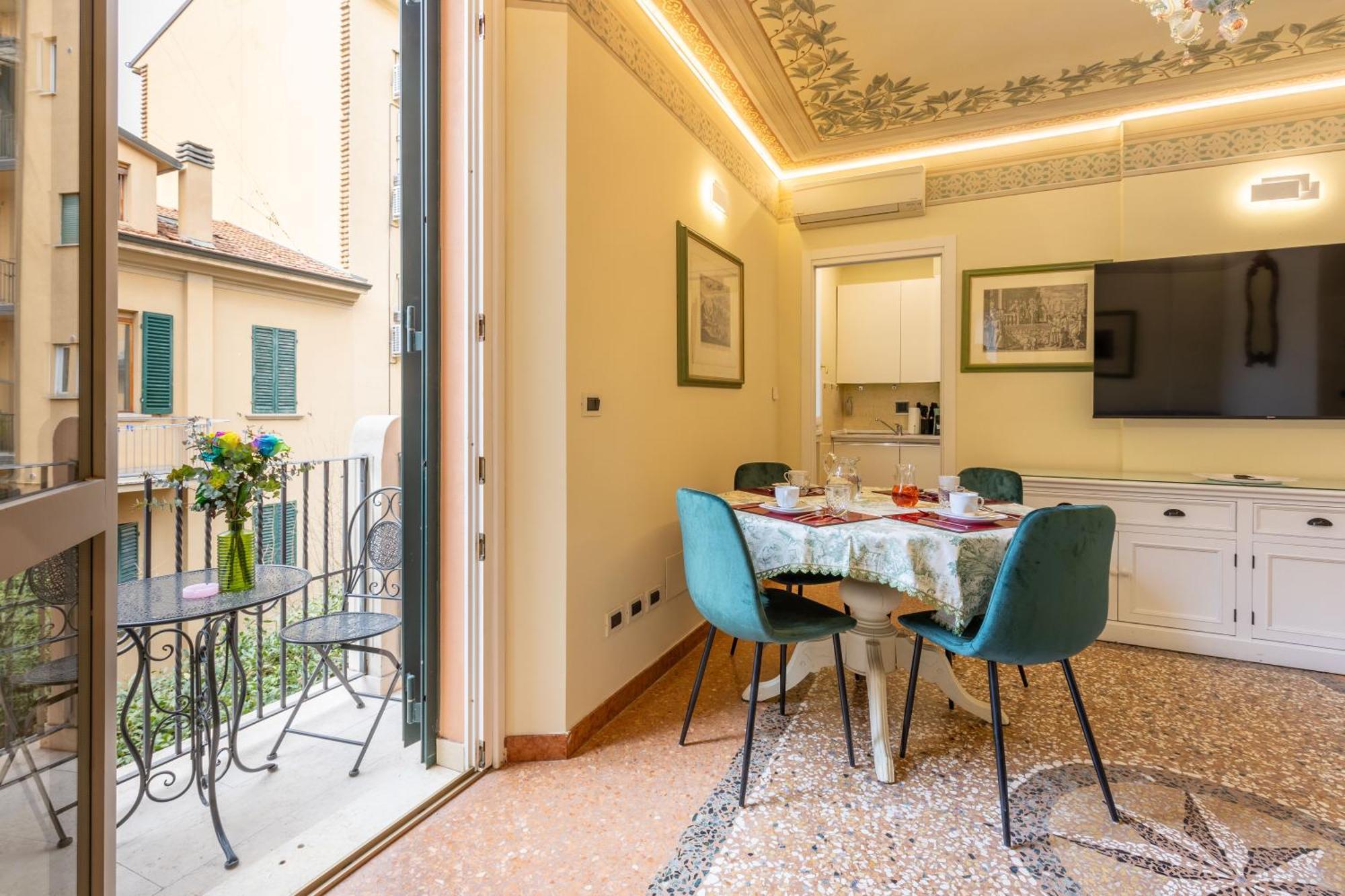 Apartment with Balcony, Fresco and Murano chandeliers