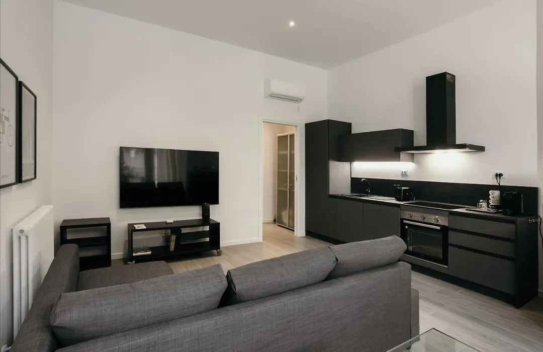 Guesthost - Studio 1 Deisgn Apartment With Car Parking!-1