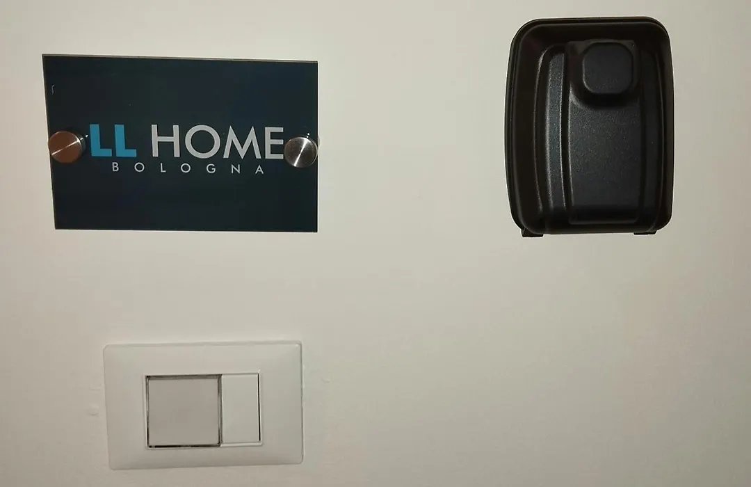 LLHOME BOLOGNA Elegante monolocale ristrutturato con posto auto coperto-1