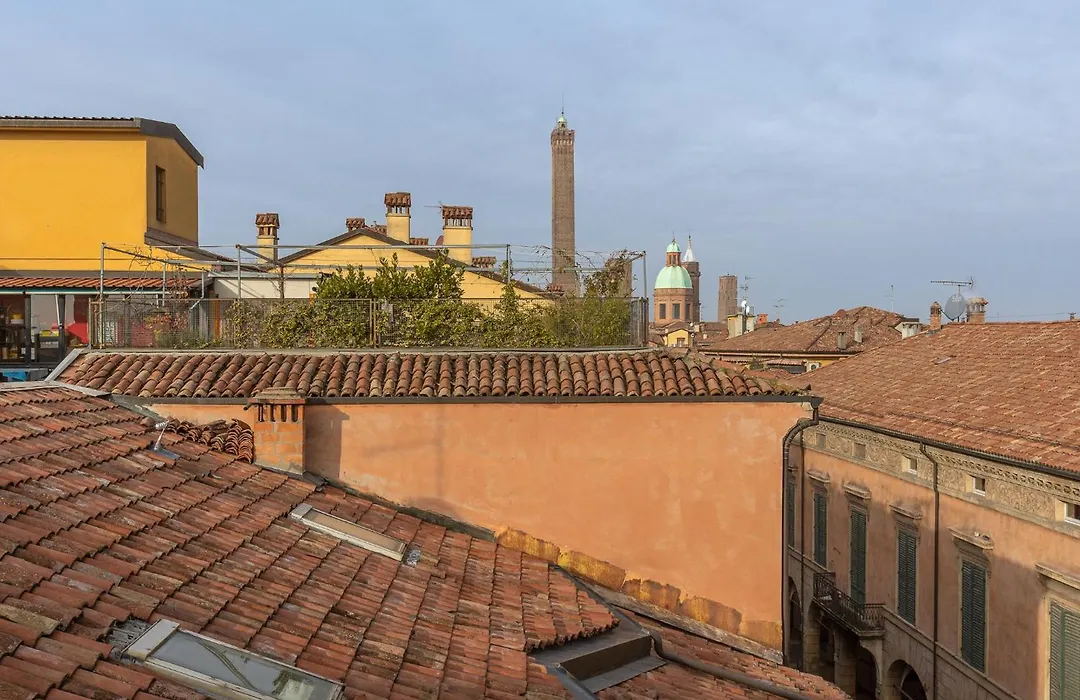 Guesthost - Heart Of Bologna - City Center Living-1