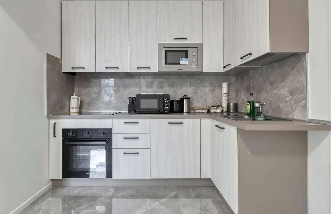 Grand 6 Bedroom Central Apartment 4 Baths & 1 Parking-1