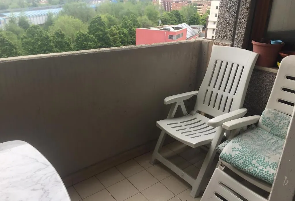 Stanza In Appartamento Privato Zona San Vitale-1