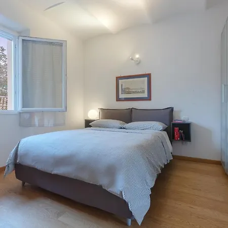 Bologna Saragozza District Apartment-3
