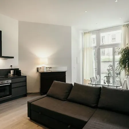 Guesthost - Studio 1 Deisgn Apartment With Car Parking!-2