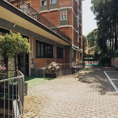 Guesthost - Studio 1 Deisgn Apartment With Car Parking!-3