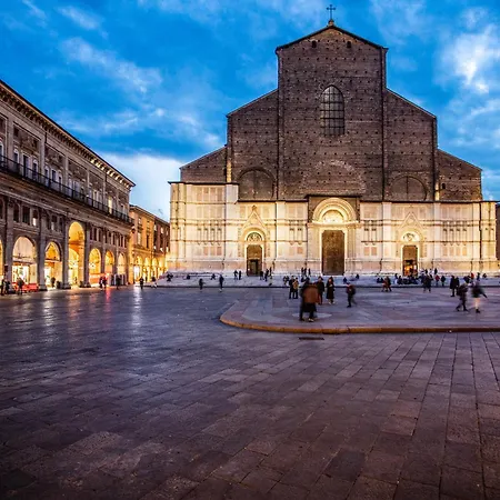 Urbanicooh Guidozagni - Piazza Maggiore View-2