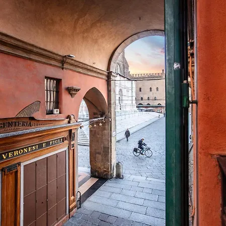 Urbanicooh Guidozagni - Piazza Maggiore View-3