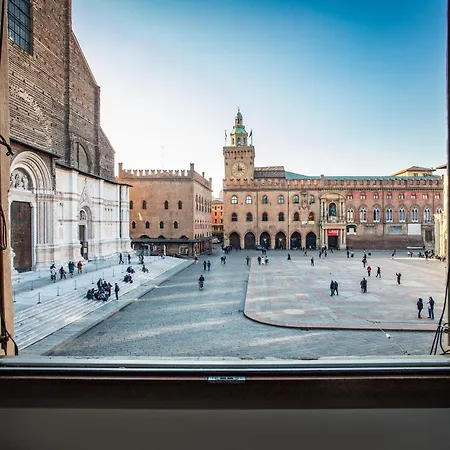 Urbanicooh Garisenda - Piazza Maggiore View-2