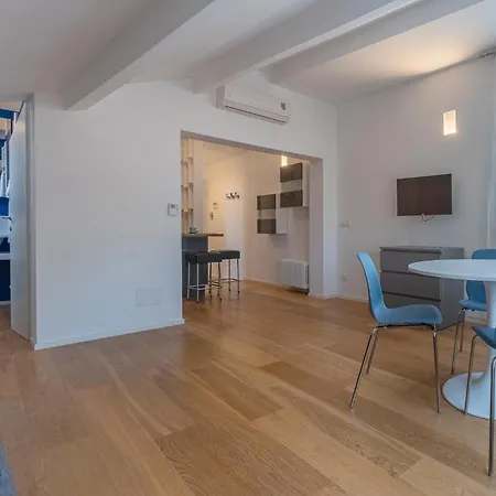 Guesthost - Heart Of Bologna - City Center Living-2