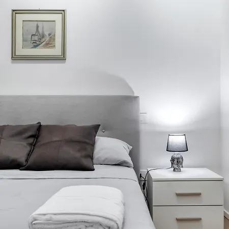 Carbonara Palace 1 - Luxury Comfort Under Medieval Towers-3
