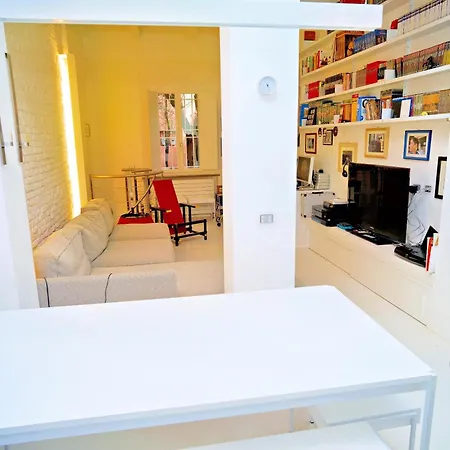 Elegant And Modern Loft In Medieval Bologna-3
