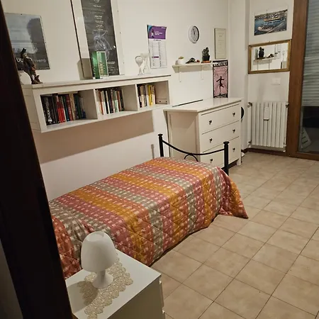 Stanza In Appartamento Privato Zona San Vitale-2