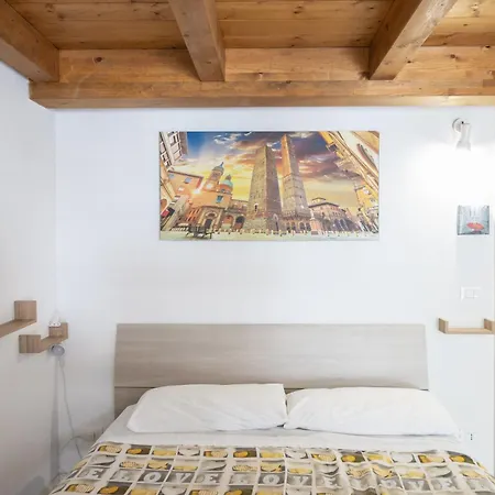 Bhh Bologna Holiday Home Private Garden Reserved Parking -Wwwbolognaholidayhomecom- House Garden Parking-3