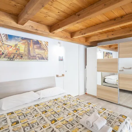 Bhh Bologna Holiday Home Private Garden Reserved Parking -Wwwbolognaholidayhomecom- House Garden Parking-2