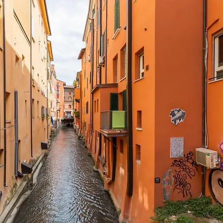 Casa sul Canale di Via Piella by Wonderful Italy-3