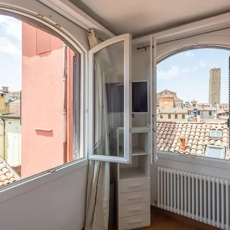 Asinelli, Bologna By Short Holidays-3
