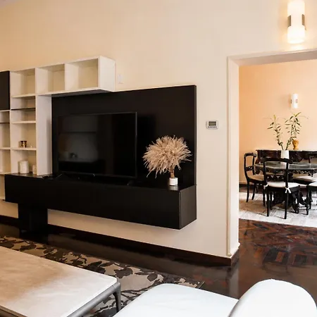 Piazza Maggiore Luxury Apartment-3