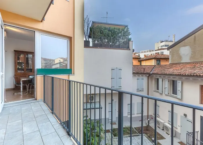 Bologna Saragozza District Apartment