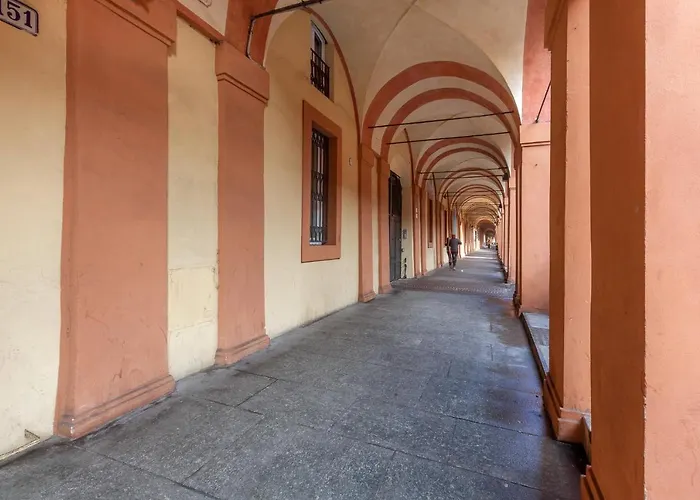 Bologna Saragozza District Apartment