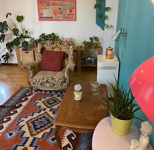SpazioViola appartamento intimo boho style uno spazio magico per l'energia che si respira in un palazzo della vecchia Bologna Qui nulla è perfetto ma tutto racconta No Wi-Fi No aria condizionata