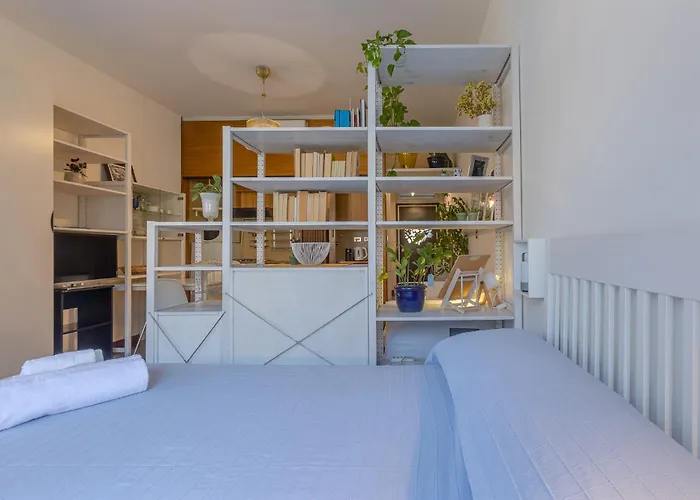 Bright Studio Apartment - Your nest in Bologna
