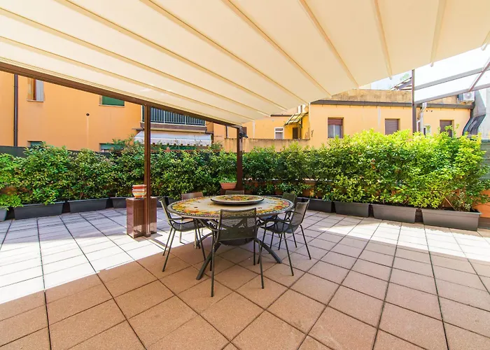 Nettuno Apartment - Private Garden in Bologna Center