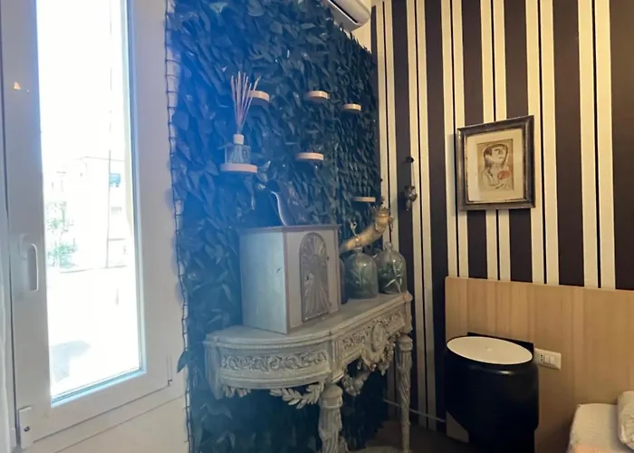Giraffe art Ducati BLQ apartment Bologna