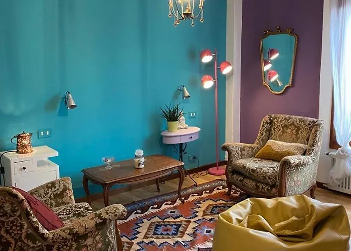 SpazioViola appartamento intimo boho style uno spazio magico per l'energia che si respira in un palazzo della vecchia Bologna Qui nulla è perfetto ma tutto racconta No Wi-Fi No aria condizionata