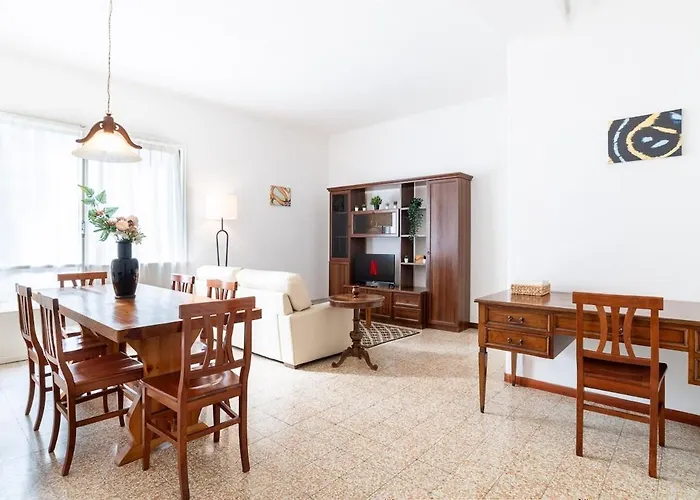 Private parking 3Bd Apartment near Piazza Carducci Bologna