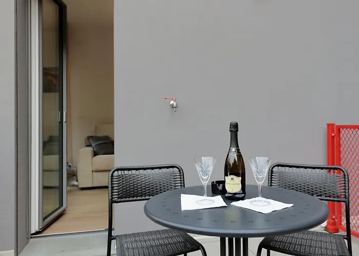 MASCARELLA SUITE - elegante design con patio nel centro storico Bologna