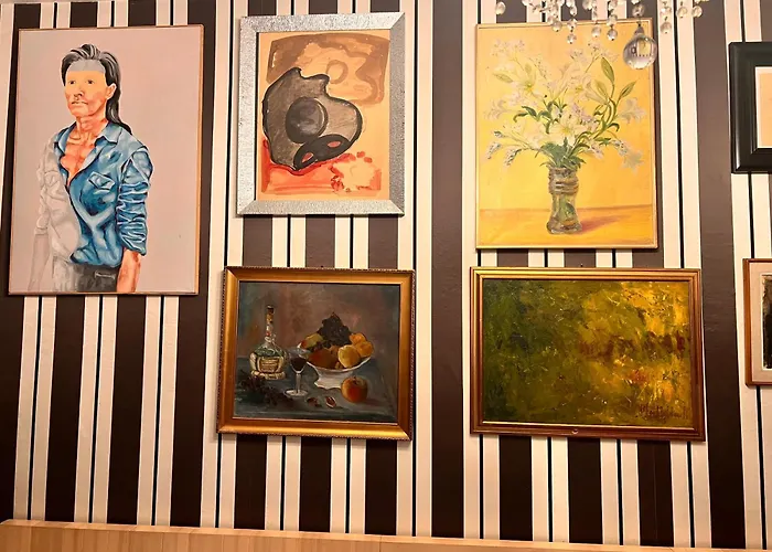 Giraffe art Ducati BLQ apartment Bologna