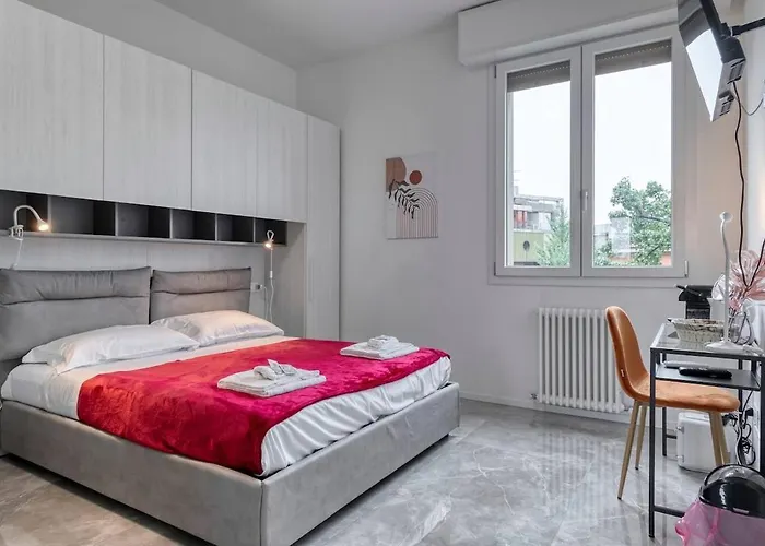 Grand 6 Bedroom Central Apartment 4 Baths & 1 Parking Bologna