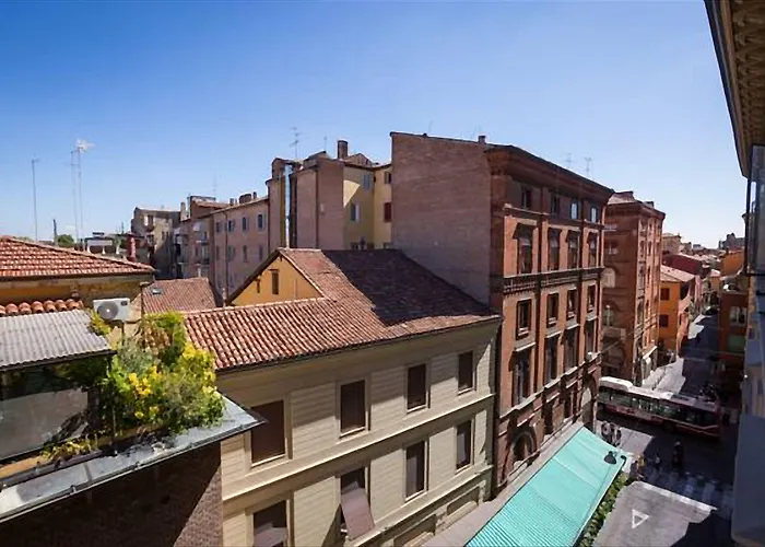 Guesthost - Skyline Central Apartment Bologna