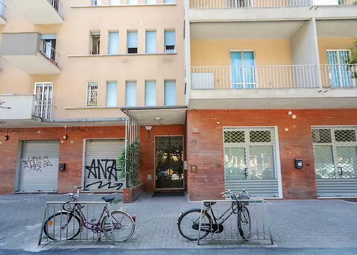 Guesthost - Sant'Orsola Colorful Huge Apartment Bologna