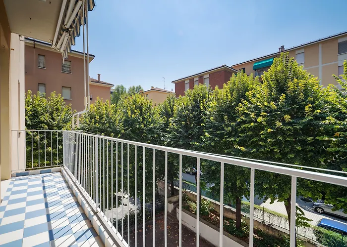 Guesthost - Sant'Orsola Colorful Huge Apartment Bologna