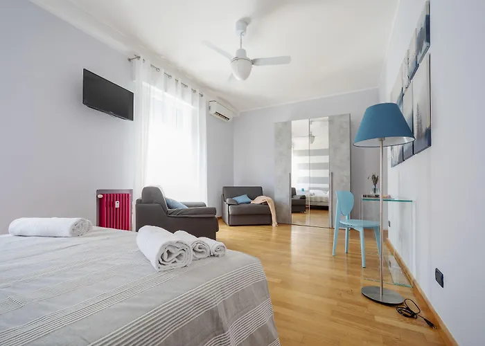 Guesthost - Sant'Orsola Colorful Huge Apartment Bologna