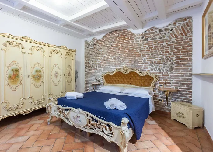 De'Gombruti, Bologna By Short Holidays